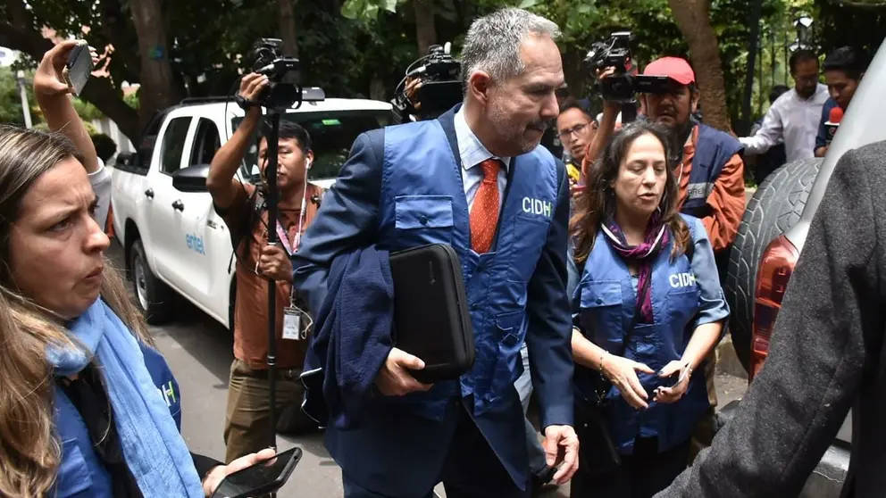 El comisionado relator de la CIDH para Bolivia, Jos&eacute; Luis Caballero (c), tras la reuni&oacute;n sostenida con v&iacute;ctimas de Huayllani. DICO SOL&Iacute;S