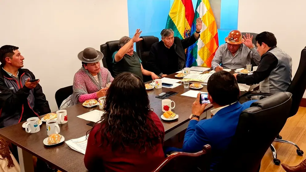 Comisi&oacute;n en una reuni&oacute;n pasada. TOMADA DE URGENTE