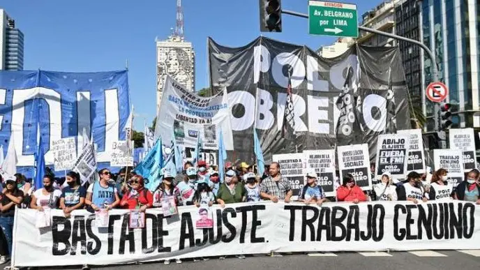 Un piquete instalado en Argentina, en demanda de trabajo./ EL CRONISTA