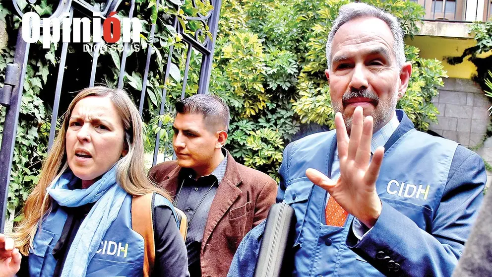 El delegado de la CIDH y relator para Bolivia, Jos&eacute; Luis Caballero, sale de la reuni&oacute;n con las v&iacute;ctimas de Huayllani, en Cochabamba./ DICO SOL&Iacute;S