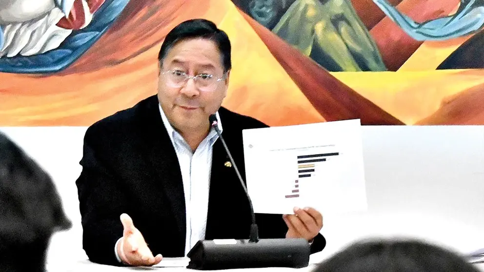 El presidente Luis Arce muestra un gr&aacute;fico sobre los indicadores econ&oacute;micos/ APG