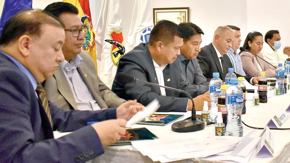 Una imagen de una reunión pasada que Fernando Costa (c) tuvo con los presidentes de los clubes de la DivPro./ APG