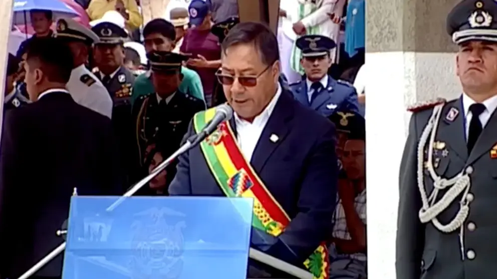 Luis Arce, presidente de Bolivia, durante el Acto de Graduaci&oacute;n de Institutos de Formaci&oacute;n del Colegio Militar de Aviaci&oacute;n y la Escuela Naval Militar