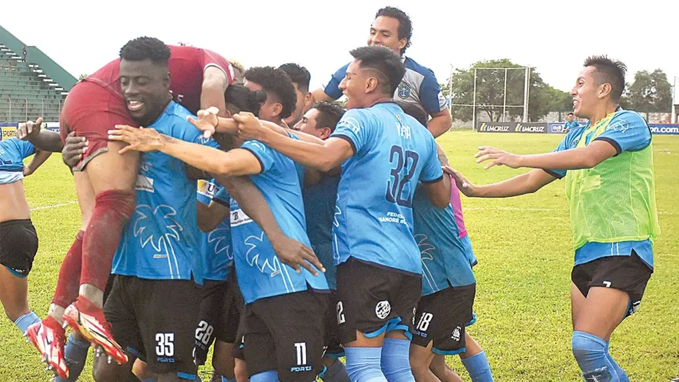 Jugadores de San Antonio  celebran su victoria./ APG
