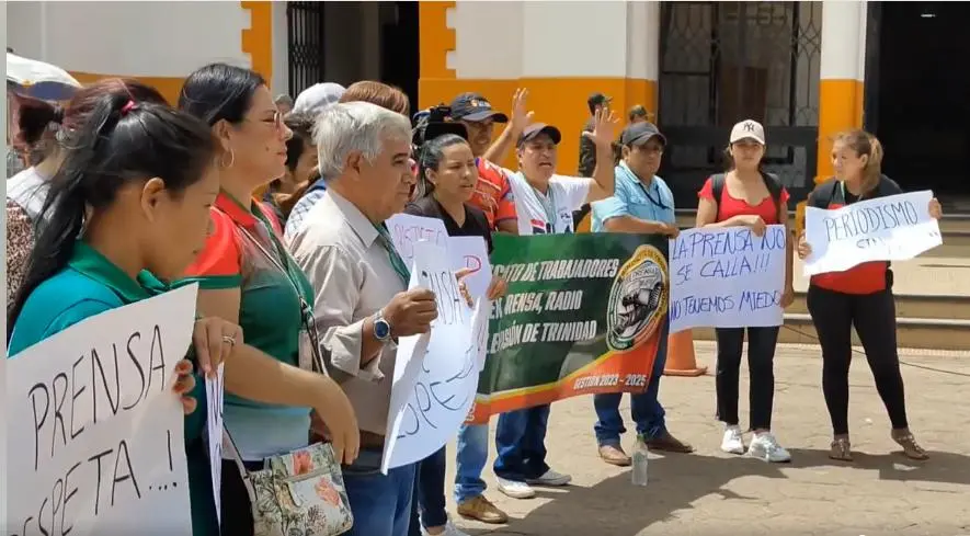Trabajadores de la prensa de la ciudad de Trinidad protestan contra agresiones.
