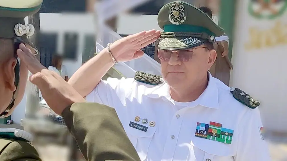 El comandante departamental de la Policía de Santa Cruz, coronel Erick Holguín, en un acto./ COMANDO DE LA POLICIA DE SANTA CRUZ
