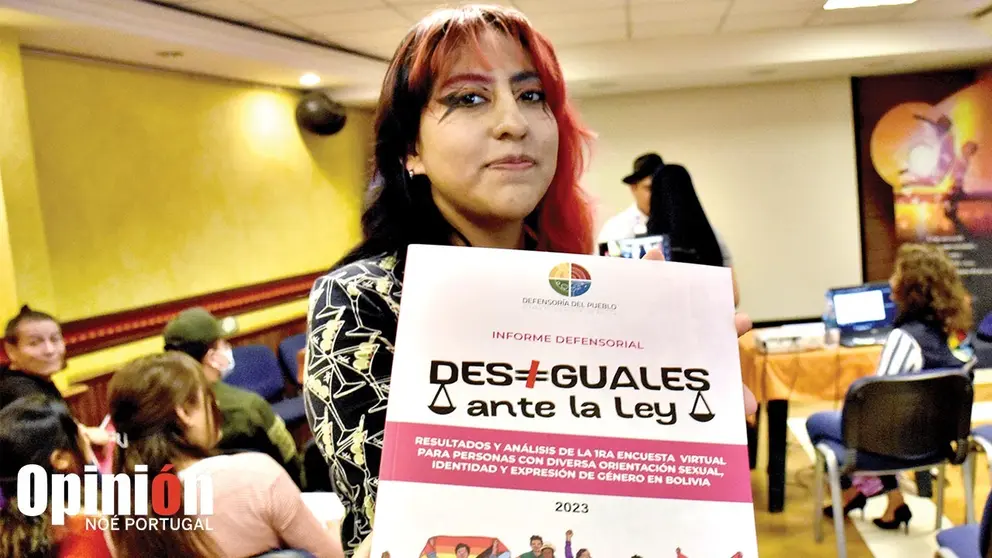 Una activista muestra el informe del Defensor del Pueblo, este 18 de diciembre./ NO&Eacute; PORTUGAL