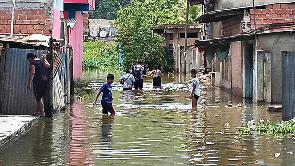 Viviendas quedaron en medio del agua en Tipuani./ APG