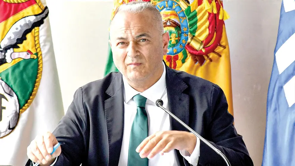 Fernando Costa, presidente de la FBF, se dirige a los medios en una conferencia./  APG