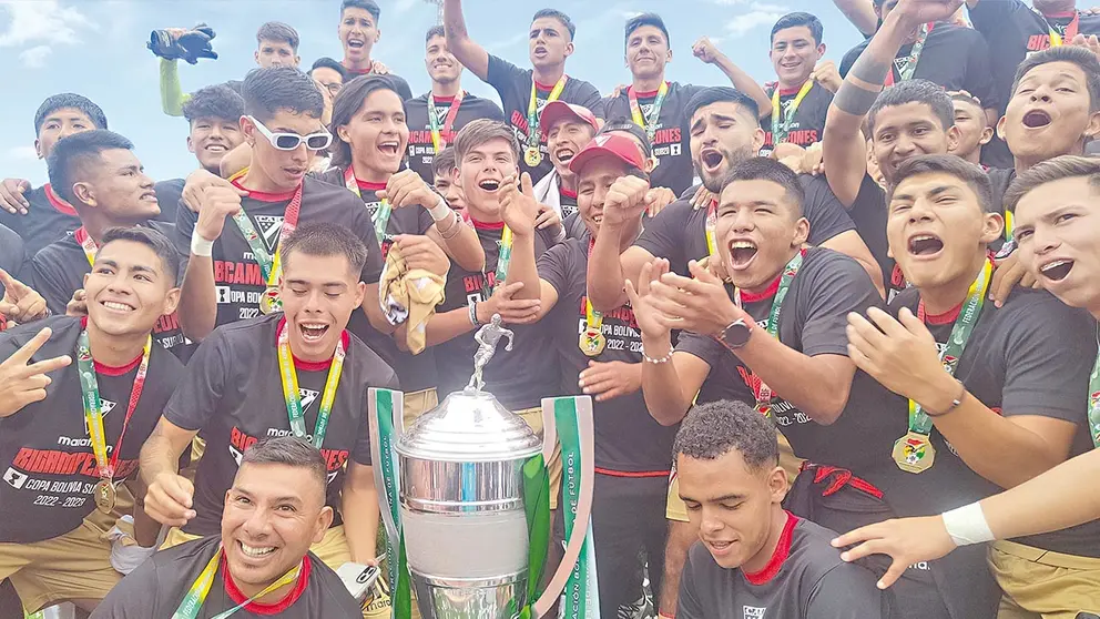 Jugadores de Ready celebran el t&iacute;tulo nacional Sub 20./ APG