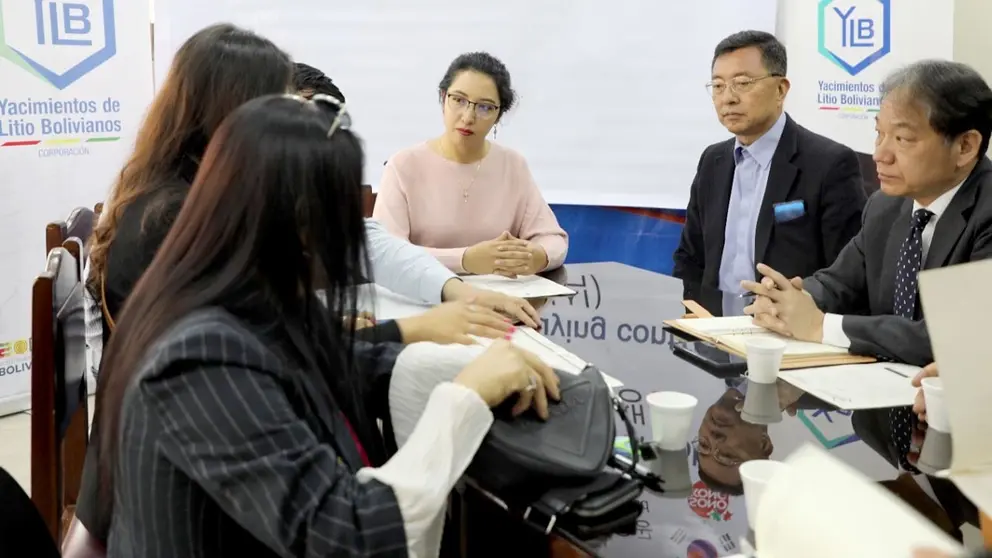 La presidenta de YLB, Karla Calderón, junto con representantes de una empresa de Corea del Sur./ YLB