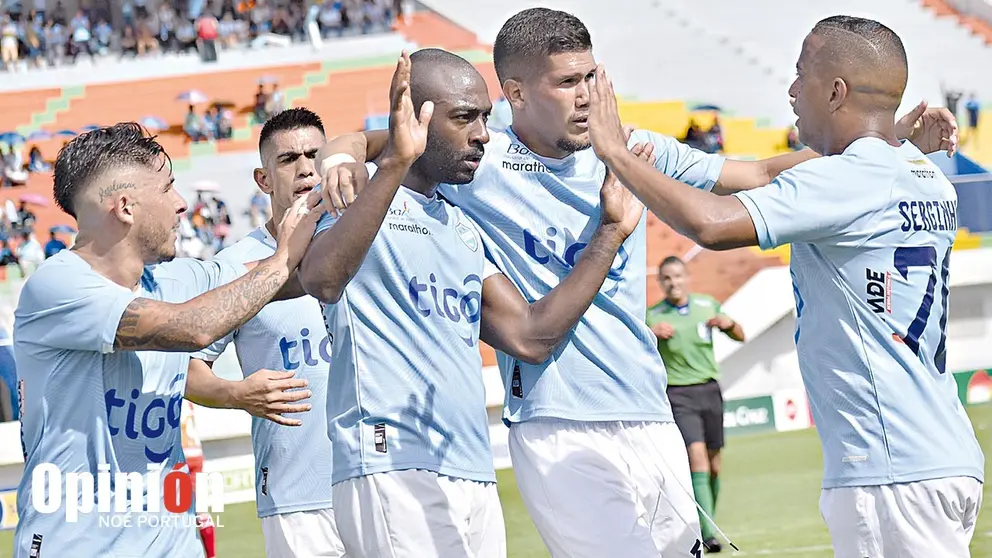 Jugadores de Aurora celebran una conquista lograda en el estadio F&eacute;lix Capriles de Cochabamba./ NO&Eacute; PORTUGAL
