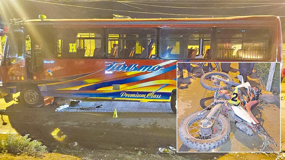 El micro H que protagoniz&oacute; el tr&aacute;gico accidente y la motocicleta de la v&iacute;ctima mortal./ POLIC&Iacute;A