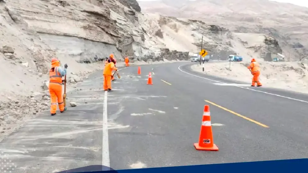 Trabajos de limpieza en una de las v&iacute;as afectadas tras el sismo./ PROVIAS