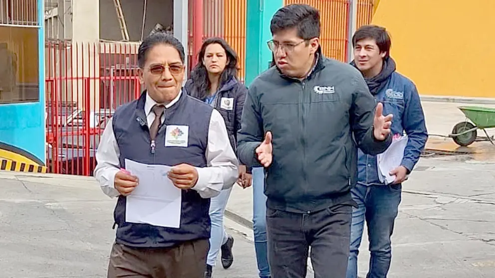 ANH y Defensa del Consumidor estuvieron en la estación Volcán de La Paz./ ERBOL