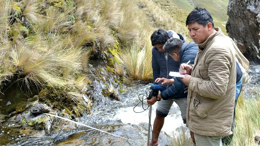 La inspecci&oacute;n en la naciente de cuencas, en Tiraque./ GOBERNACI&Oacute;N
