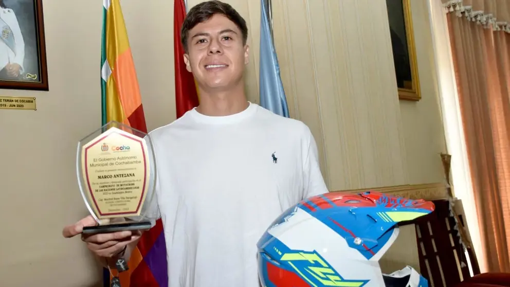 Marco Antezana, con el reconocimiento recibido de parte de la alcaldía de Cochabamba./ NOÉ PORTUGAL