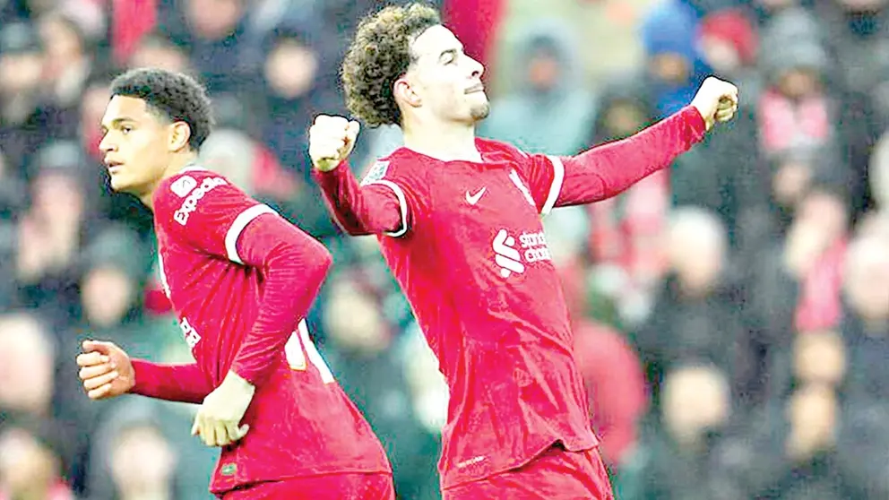 Curtis Jones (d) marc&oacute; un gol para Liverpool./ MARCA