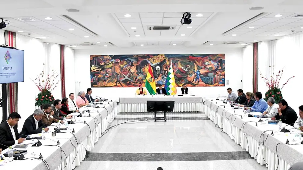 La reuni&oacute;n entre el Gobierno y los alcaldes del pa&iacute;s se desarroll&oacute; en la Casa Grande del Pueblo./ ABI
