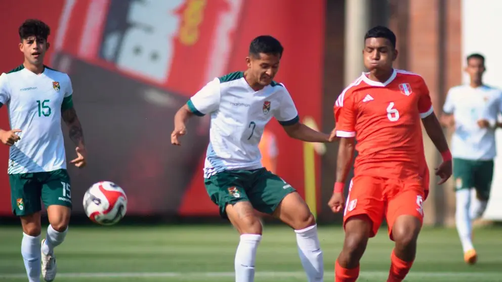 Una acci&oacute;n del partido entre Bolivia y Per&uacute;./ FBF