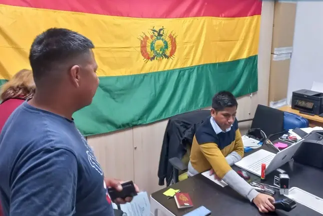 Bolivianos reciben asistencia de la Canciller&iacute;a. ERBOL