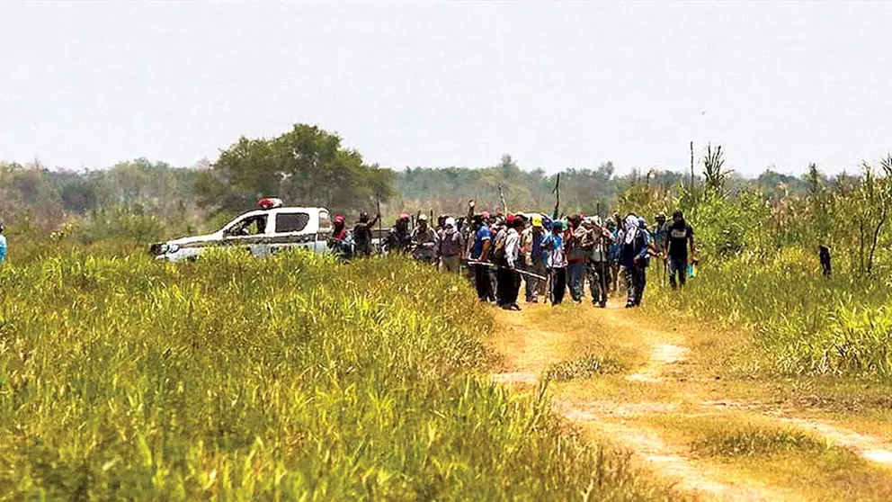 Un grupo de avasalladores en Guarayos./ URGENTE