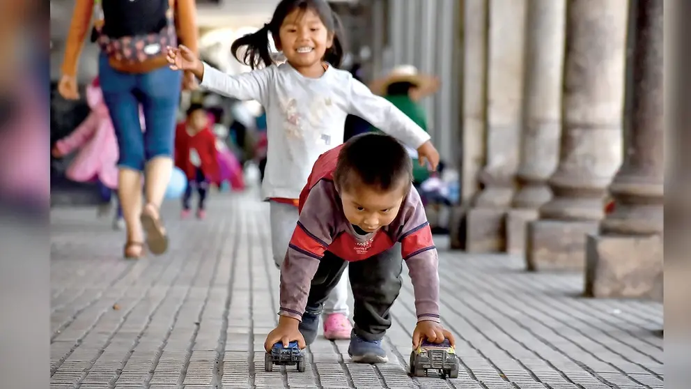La Navidad se  revela con niños  y juguetes./ DICO COLÍS