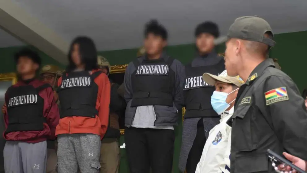 Los sujetos aprehendidos en medio de las investigaciones por la muerte de un joven de 22 a&ntilde;os en El Alto. APG