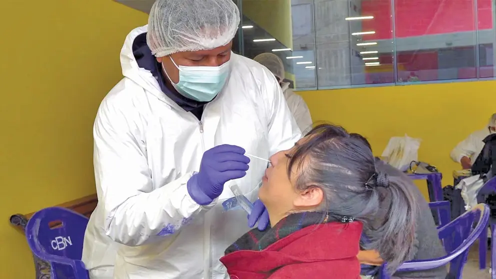 Una mujer se realiza una prueba para el covid-19./ ABI