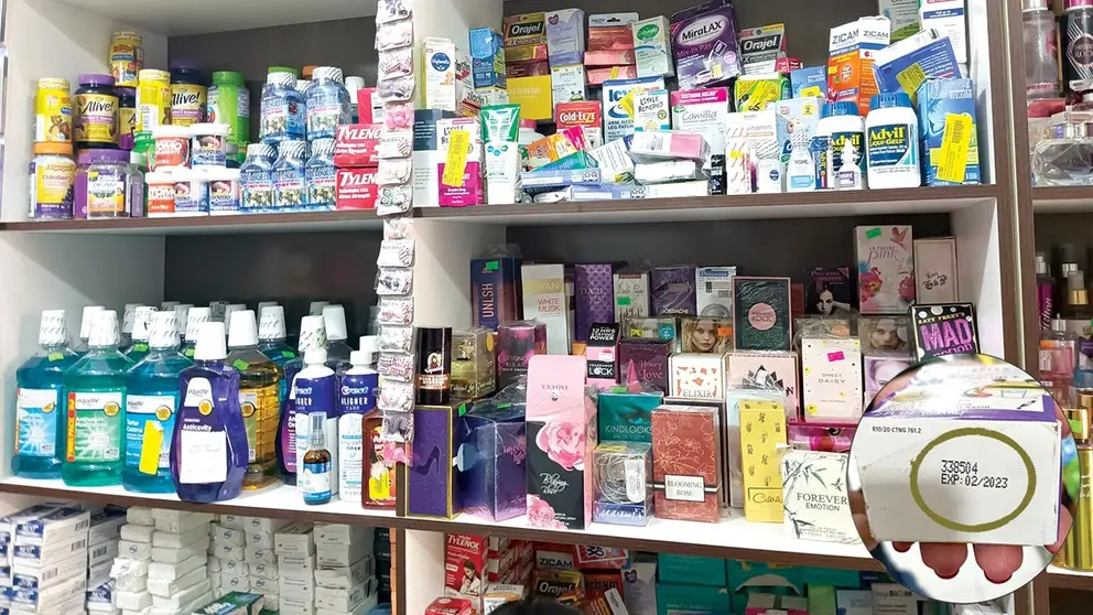 En el mercado 10 de Febrero de Cochabamba se comercializan medicamentos de contrabando y de dudosa procedencia, incluyendo algunos vencidos, según se ha constatado a mediados de diciembre. /  MARIELA COSSÍO