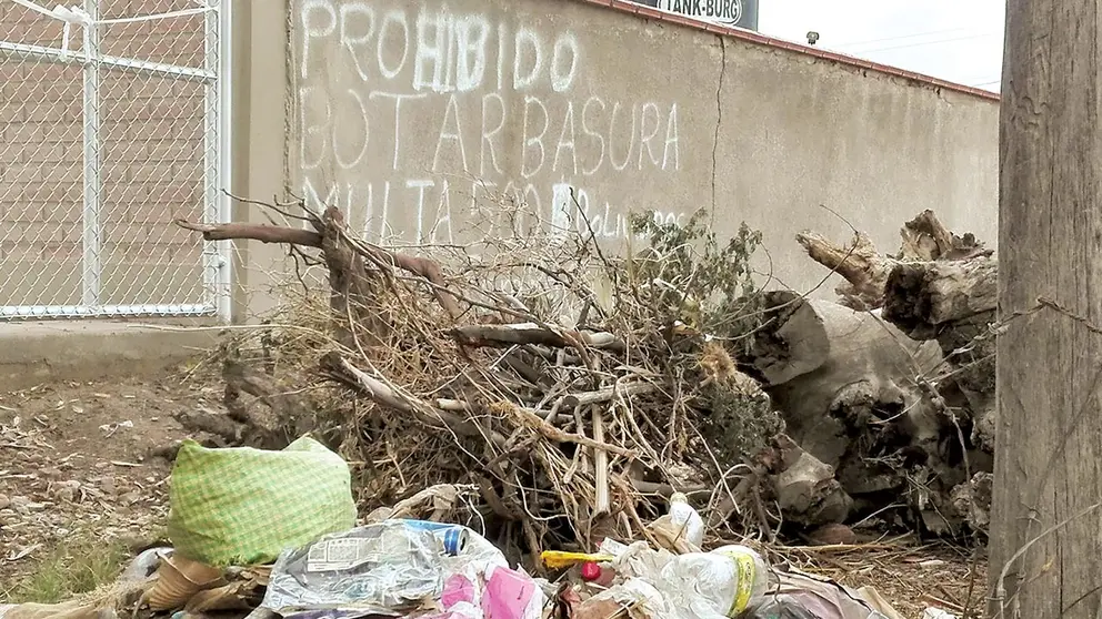 Un espacio público en Pampa Grande, donde la gente arroja basura.  / JORGE FERNÁNDEZ