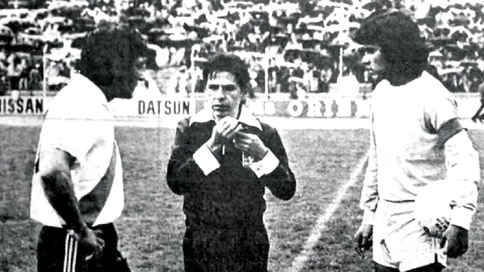 Una imagen de Óscar Ortubé (+), antes de dirigir un partido del fútbol boliviano. / PREMIUM