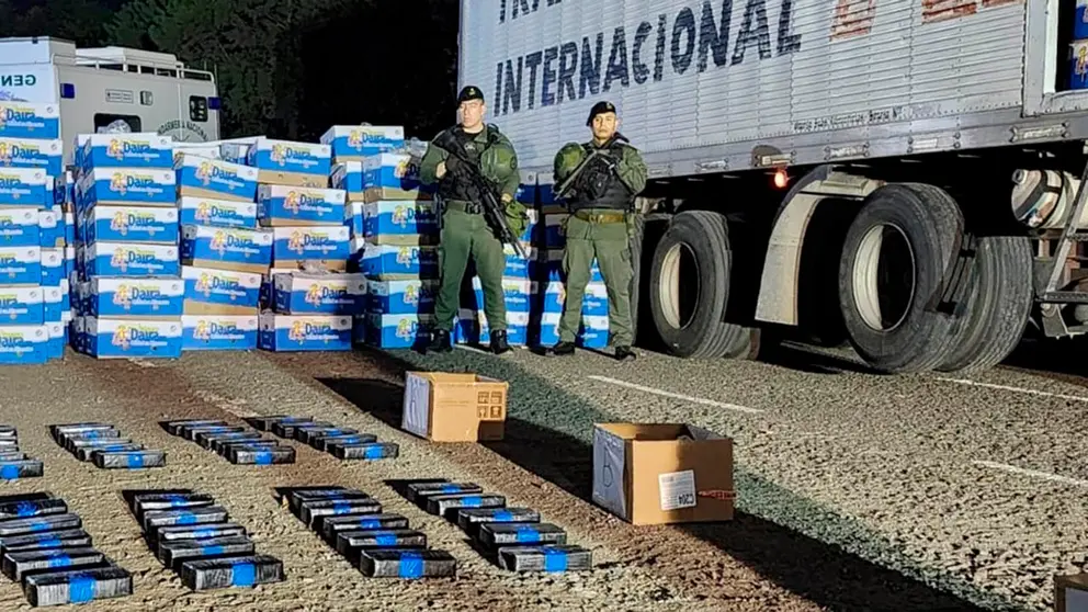 Efectivos policiales exhiben la droga incautada. CLAR&Iacute;N