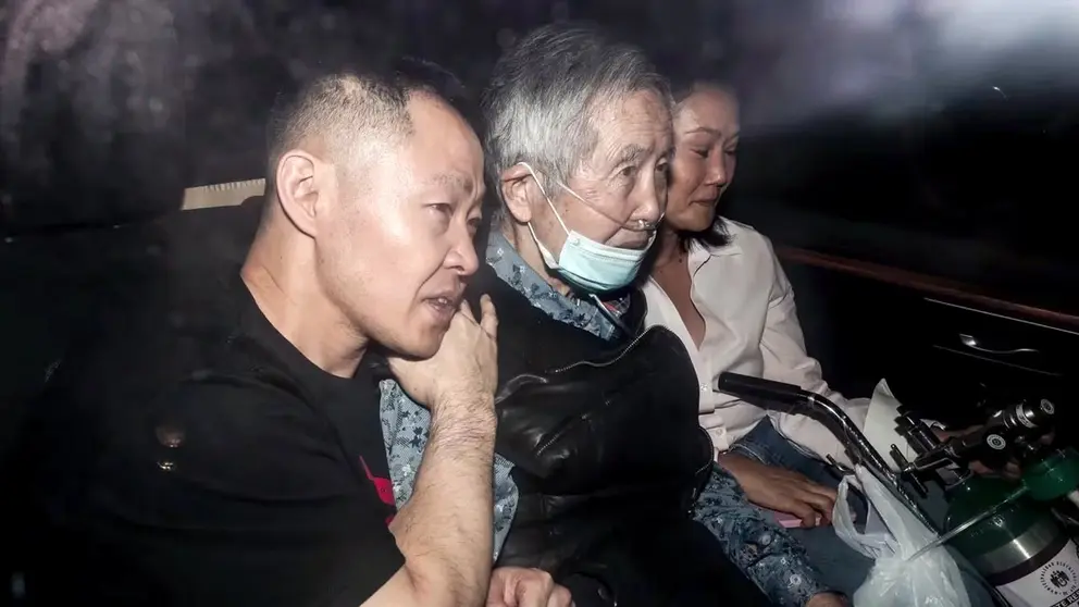 Alberto Fujimori, acompañado de sus hijos, Keiko y Kenji, sale del penal luego de quedar en libertad en cumplimiento de una orden del Tribunal Constitucional./ EFE