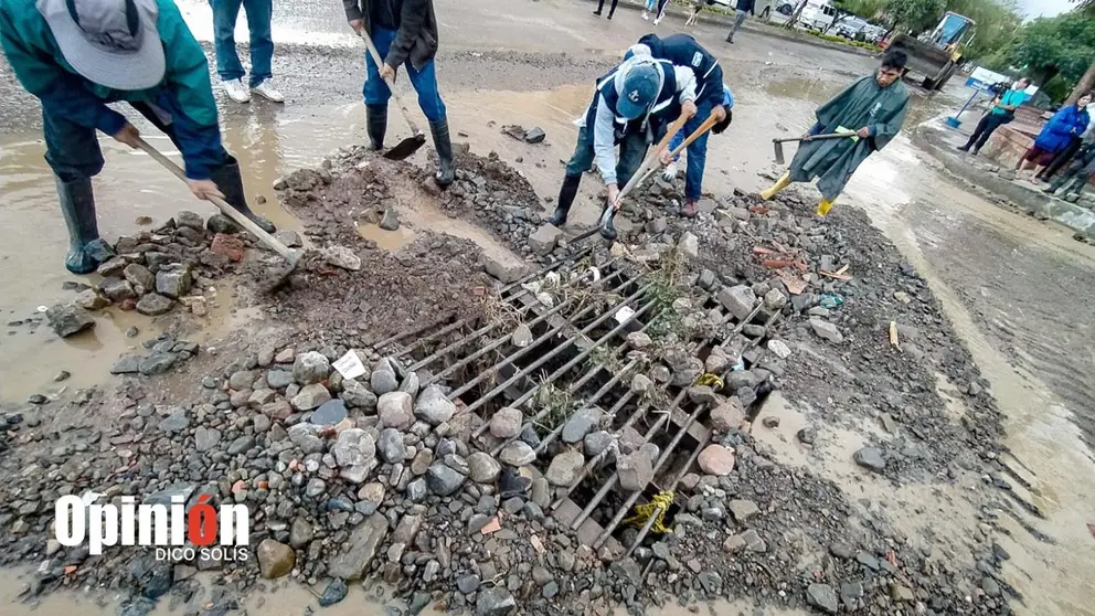 Trabajadores limpian un desag&uuml;e pluvial, este 2 de enero en Tiquipaya./ DICO SOL&Iacute;S