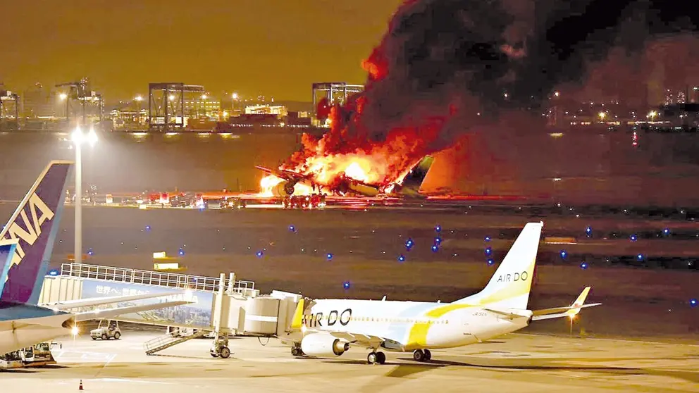Momento del incendio de las dos aeronaves./ OUR JAPAN