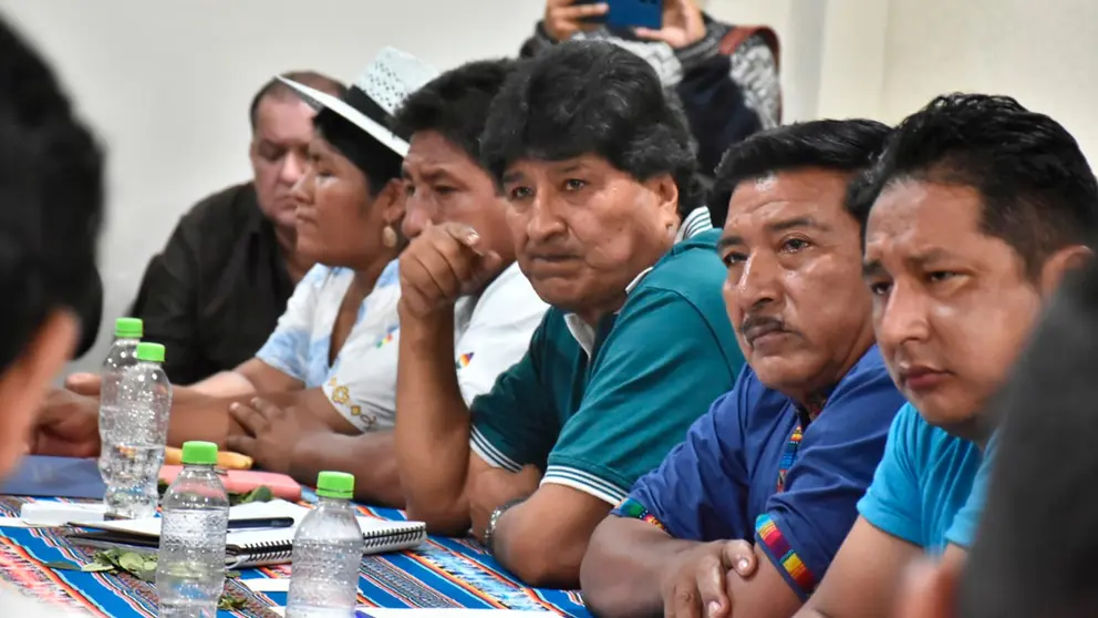 El l&iacute;der del MAS Evo Morales junto a dirigentes del Tr&oacute;pico. DICO SOL&Iacute;S