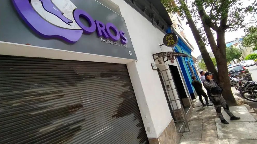 La fachada de la tienda Oros, distribuidora de celulares Apple en Cochabamba. DICO SOL&Iacute;S