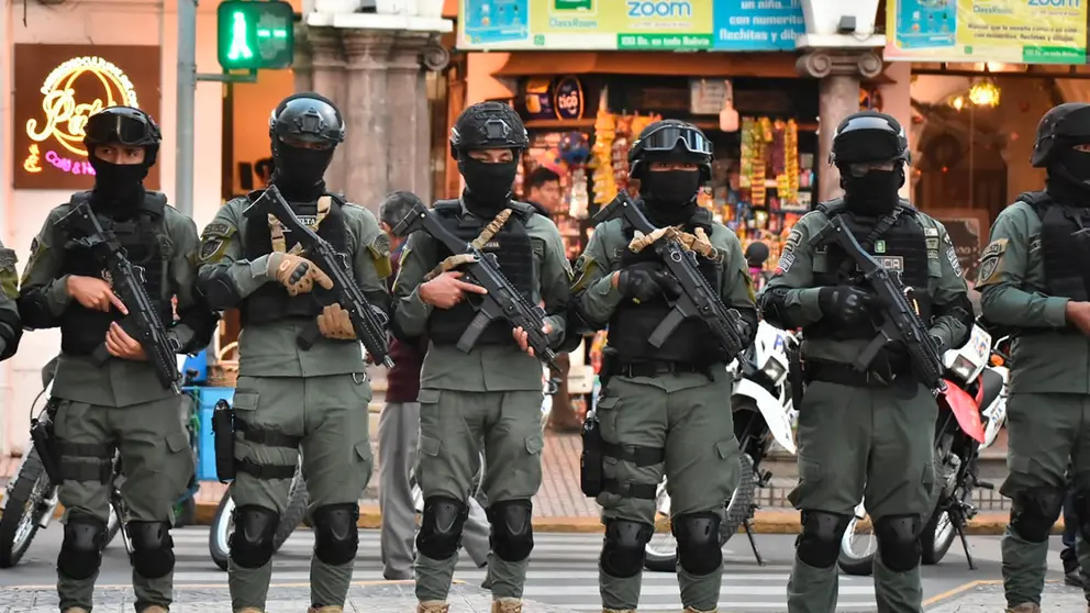 Polic&iacute;as, en el acto de esta jornada de jueves./  DICO SOL&Iacute;S