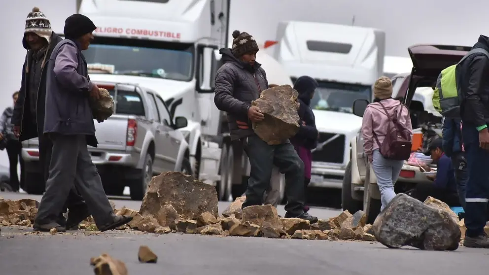 Comunarios de Colomi bloquean con contundencia la ruta nueva a Santa Cruz. DICO SOL&Iacute;S