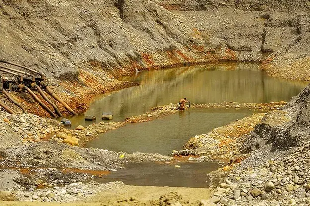 Grandes extensiones de tierra quedan contaminadas por la miner&iacute;a en Bolivia./ CEDIB