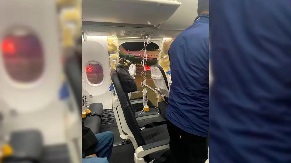 El agujero en el vuelo 1282 de Alaska Airlines que se dirig&iacute;a a Ontario, California. El incidente sufri&oacute; una despresurizaci&oacute;n poco despu&eacute;s de partir, en Portland, Oreg&oacute;n, Estados Unidos, el 5 de enero de 2024 en esta imagen obtenida de las redes sociales (Kyle Rinker via X)