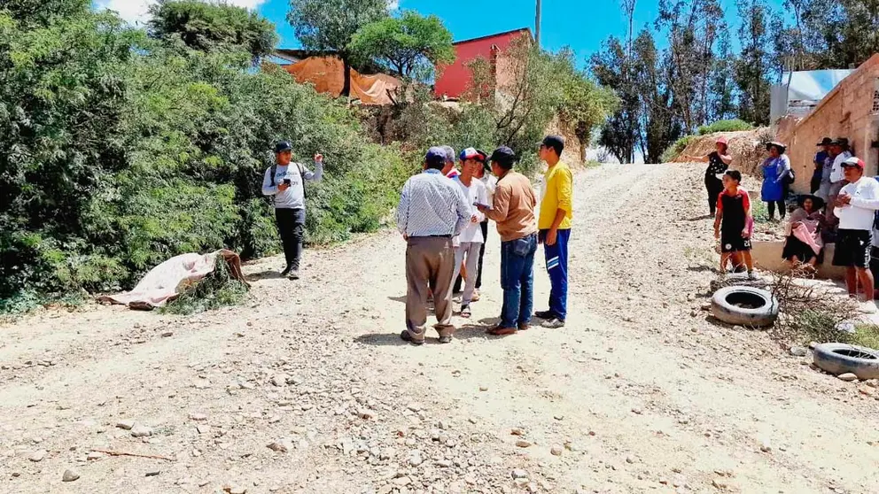 Vecinos de la zona de Sacaba donde fue encontrada la mujer. FISCAL&Iacute;A