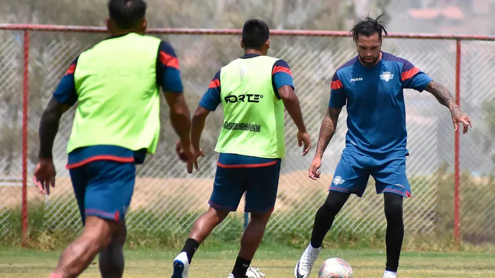 Una imagen de un entrenamiento que Wilstermann llev&oacute; adelante en su complejo, ubicado en la laguna Alalay. DICO SOL&Iacute;S