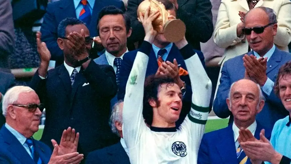 Una imagen de Franz Beckenbauer cuando gan&oacute; la Copa del Mundo como jugador. Gentileza MARCA