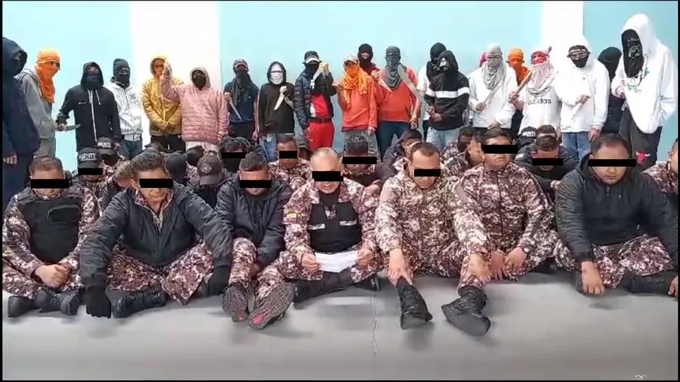 Un grupo de funcionarios retenidos lee un manifiesto. Captura de pantalla.