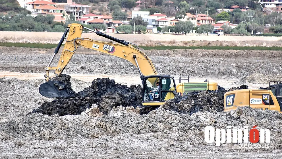 Trabajos de dragado en la laguna Alalay, en d&iacute;as anteriores./ DICO SOL&Iacute;S