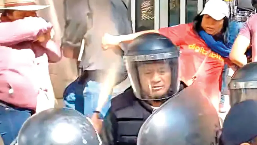 El momento en que un polic&iacute;a lanza gas a los manifestantes./ CAPTURA DE PANTALLA