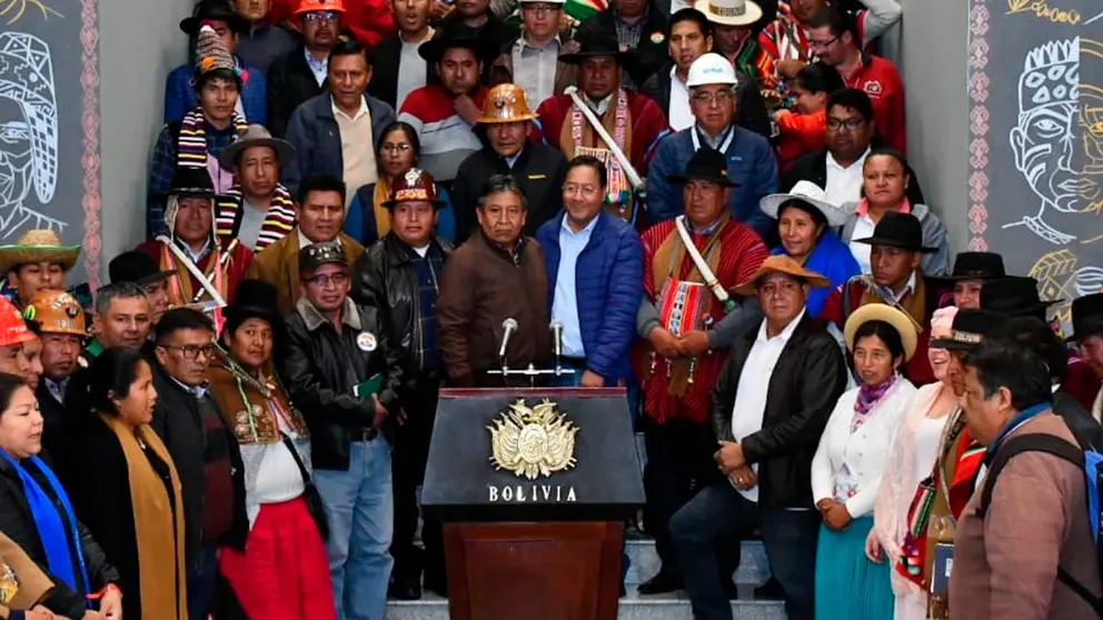 El presidente del Estado Luis Arce junto a dirigentes del Pacto de Unidad. APG