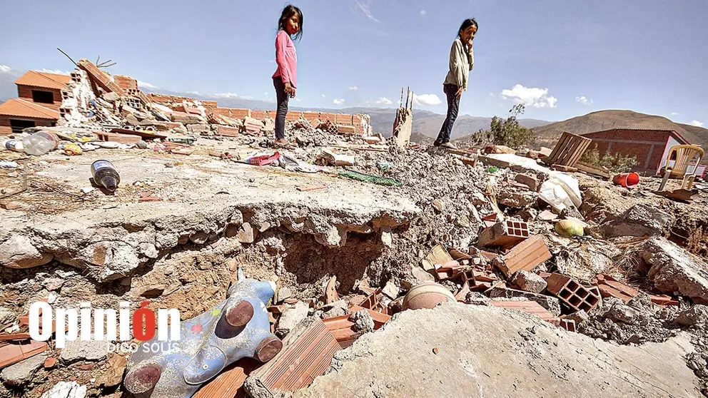 Ni&ntilde;as en medio de los escombros, este 9 de enero, donde antes hab&iacute;a viviendas./ DICO SOL&Iacute;S